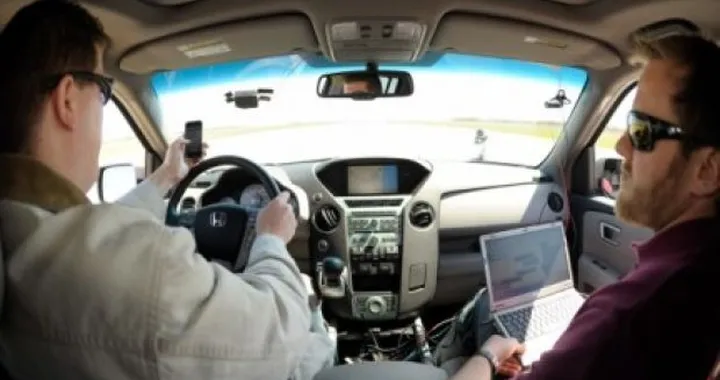 Scrivere SMS al volante è più pericoloso che guidare in stato di ebbrezza secondo Car&Driver