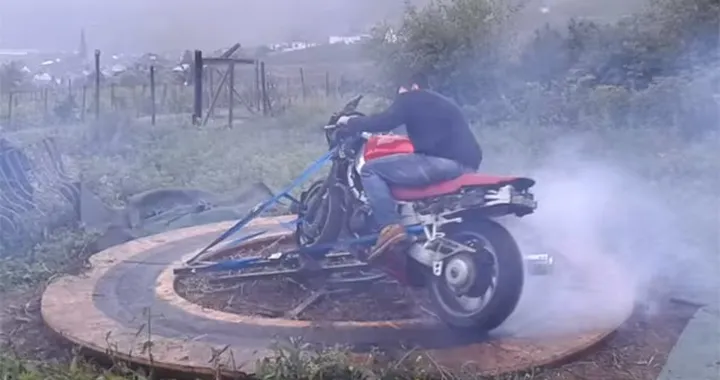 Honda VFR 750: burnout estremo sul ring [Video]