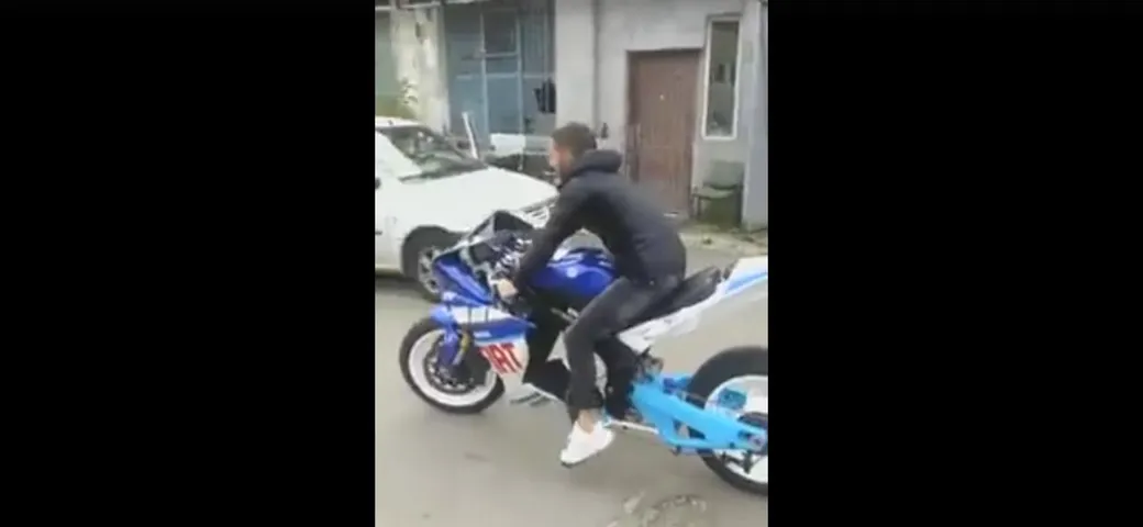 Bicicletta replica Yamaha di Valentino Rossi [Video]