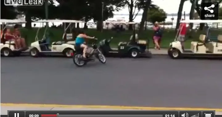 Video divertenti: ragazza noleggia scooter e si schianta subito