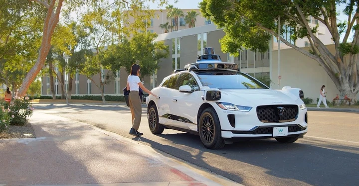 Robotaxi Waymo bloccato: incidente evidenzia i limiti della guida autonoma
