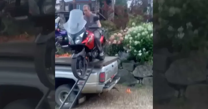 Ecco come NON scaricare la moto dal pick-up: video