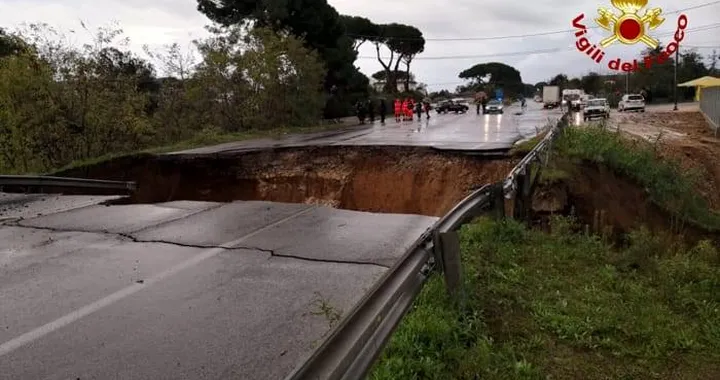 Latina: sprofonda la via Pontina, disperso un automobilista