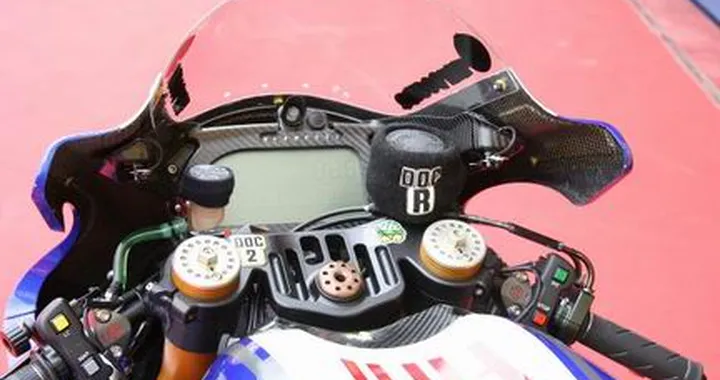 La strana piastra forcella di Valentino Rossi