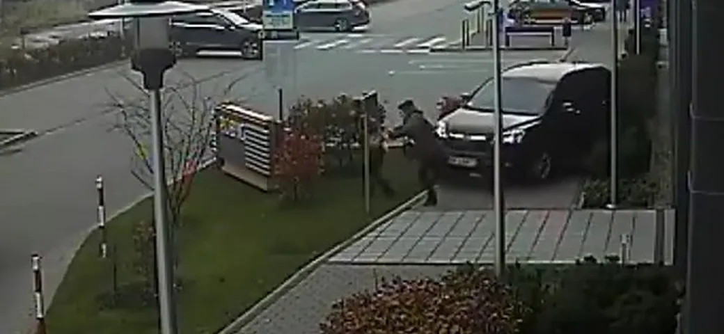 Sale sul marciapiede, investe due donne e va contro il muro [Video]