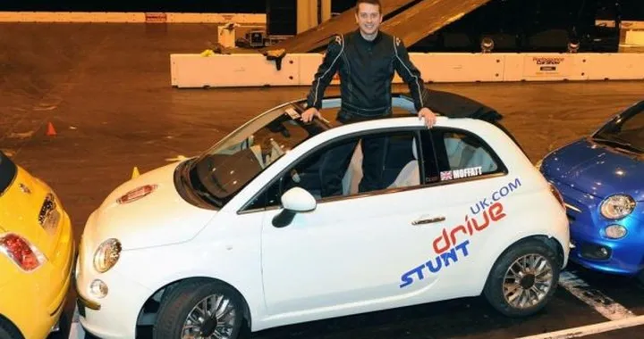 Alistair Moffatt  ed una Fiat 500C stabiliscono il nuovo record di parcheggio parallelo