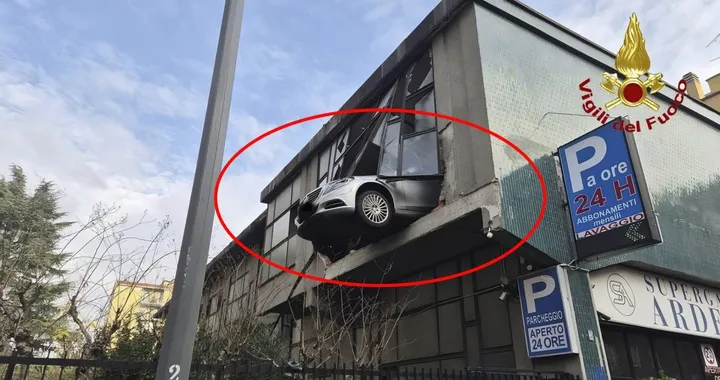 Auto sfonda vetrata in autorimessa, 84enne salvato a Milano