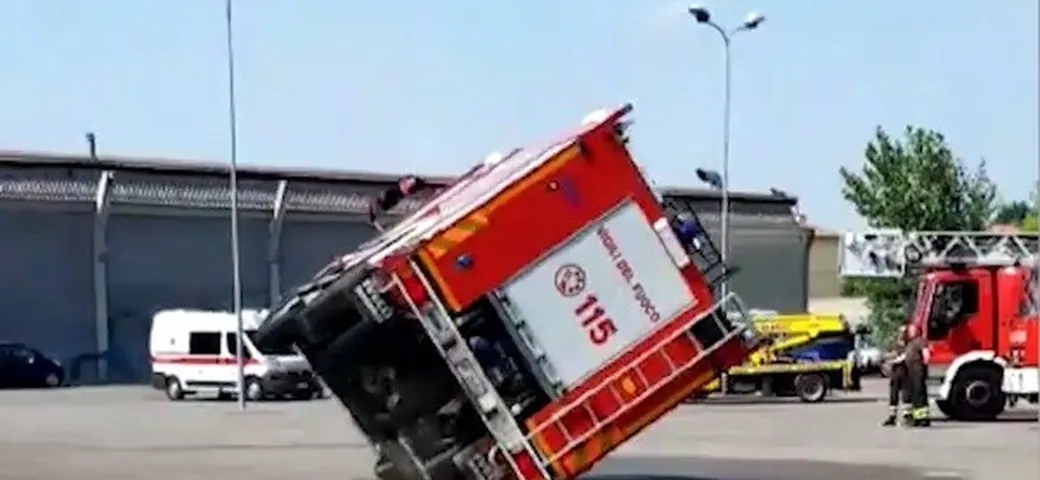 Vigili del Fuoco: autobotte si ribalta durante esercitazione [Video]