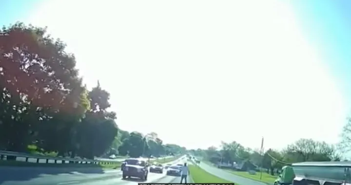 Un bambino di 7 anni "ruba" l'auto al padre e semina il panico [Video]