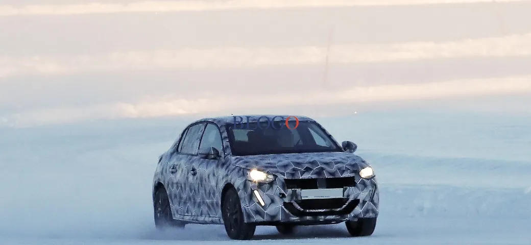 Nuova Peugeot 208: foto spia sulla neve