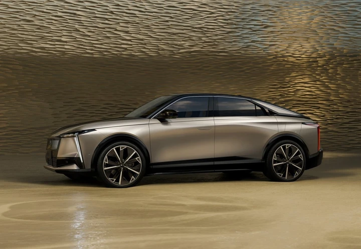 DS N°8: la nuova ammiraglia elettrica con 750 km di autonomia
