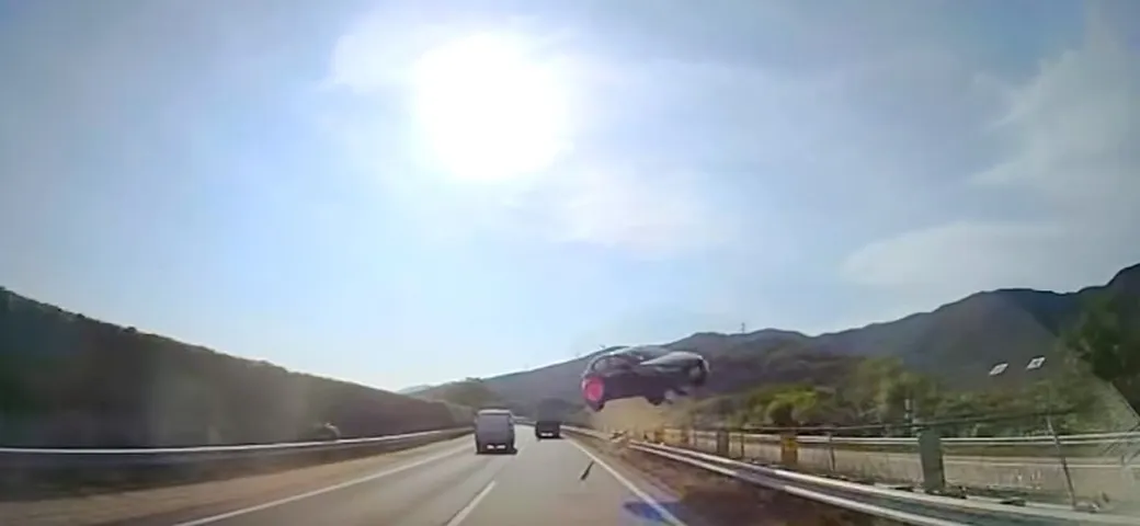 Giappone: spaventoso incidente in autostrada [Video]