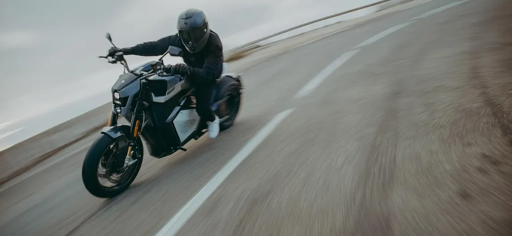 Verge Motorcycles e Mika Hakkinen presentano una nuova superbike 100% elettrica [FOTO]