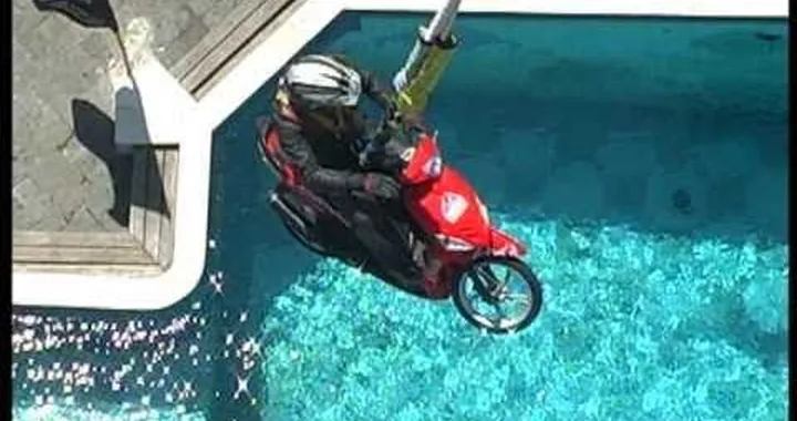 Motorbike bungee bali's kuta beach. moto bungee