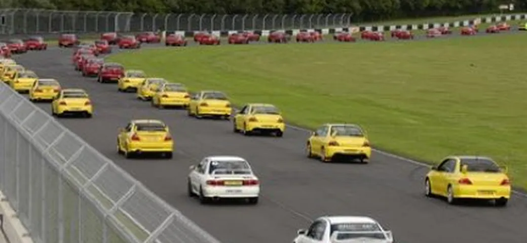 Guinness dei primati: 273 Mitsubishi Evo in pista