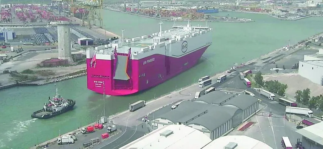 Il gigante dei mari porta 2.350 auto cinesi in Italia: maxi sbarco a Livorno