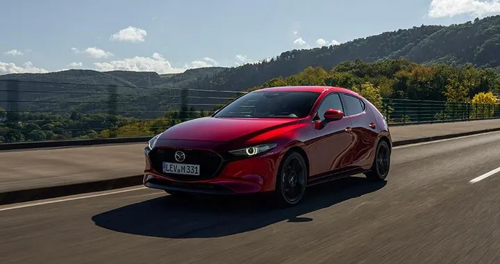 Mazda3 MY2027: più sicurezza, nuova Homura Plus e prezzi da 28.250 euro