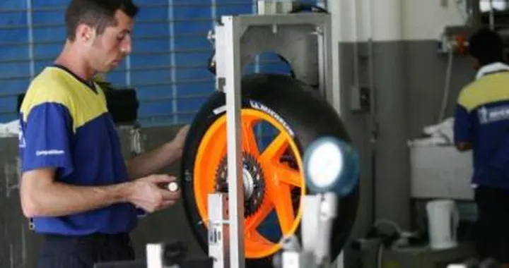 Gomme limitate e punzonate anche in MotoGP