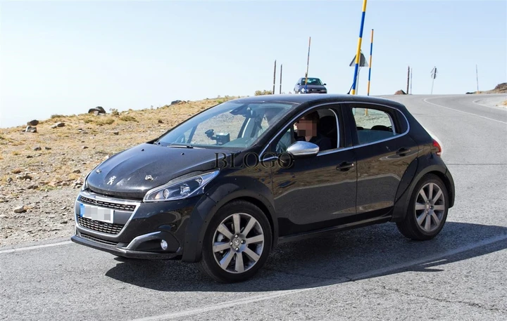 Peugeot 1008: foto spia del muletto
