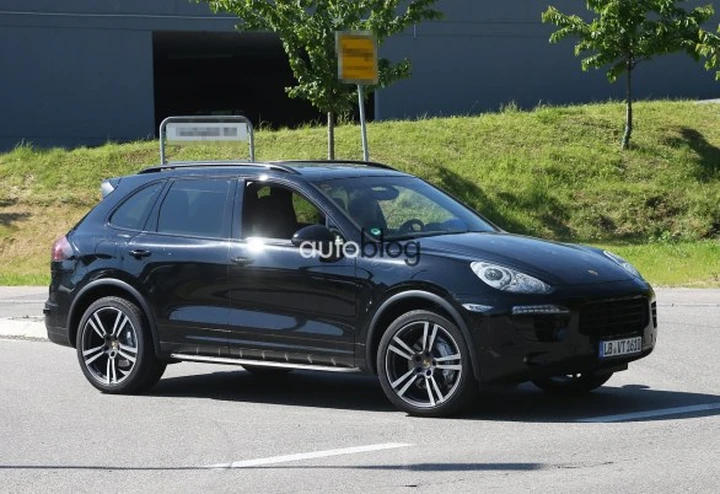 Porsche Cayenne: foto spia del restyling