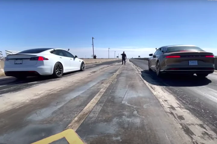 La Tesla Model S Plaid sfida la Lucid Air Dream Edition [Video]