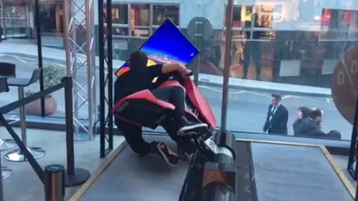 MotoGP, Lorenzo si allena al simulatore [Video]