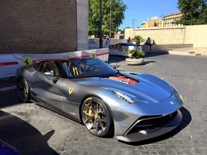 Ferrari F12 TRS: fotografato a Roma un esemplare grigio