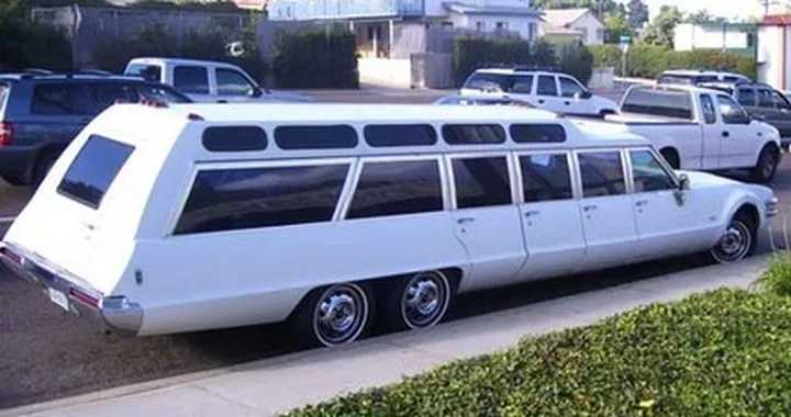 Toronado limousine Station Wagon con 6 ruote