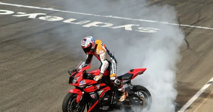 Casey Stoner sfida Mark Webber e Jamie Whincup nel Top Gear Festival di Sydney /video