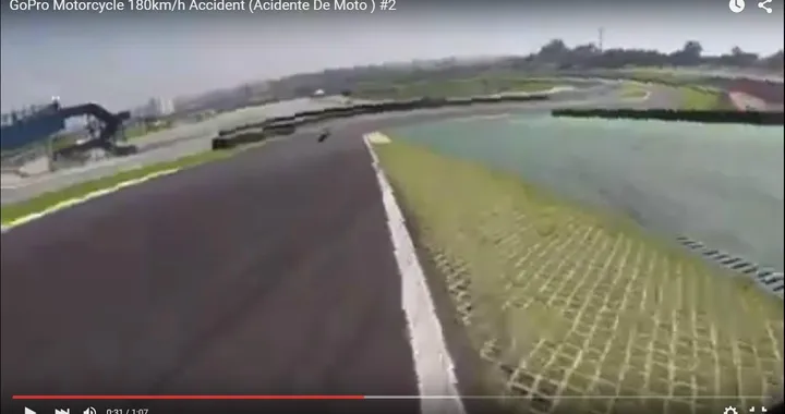 Cade con la moto da strada in pista [Video]