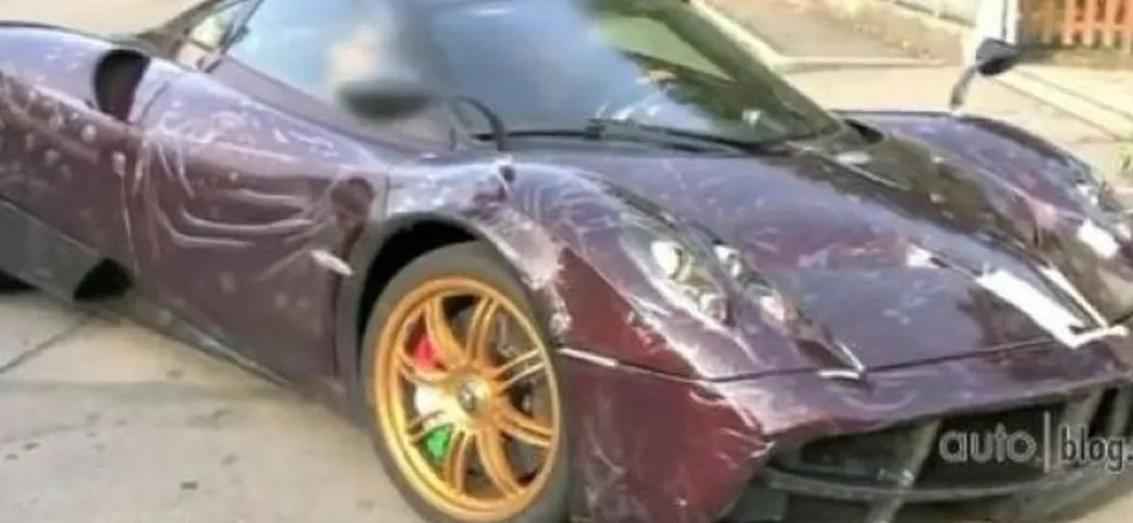 Una Pagani Huayra viola e con cerchi oro...