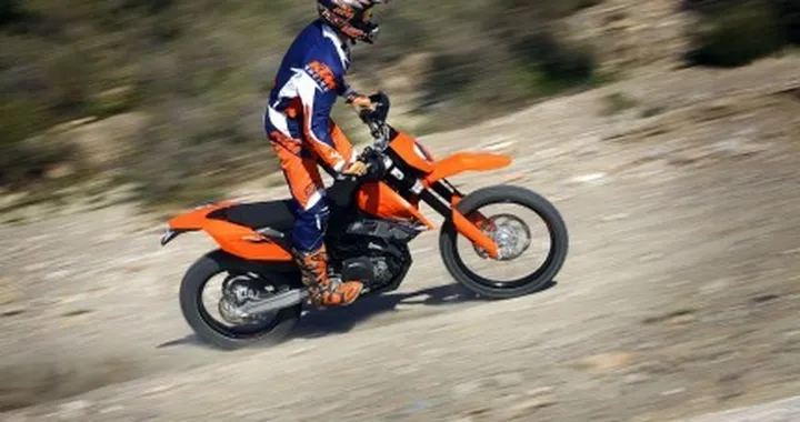 KTM 690 Enduro: prime foto del test
