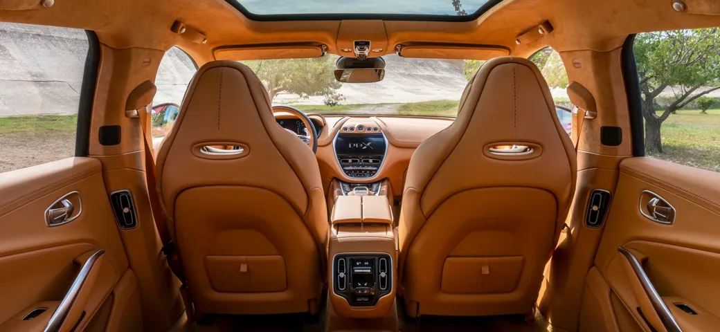 Aston Martin DBX: il teaser degli interni