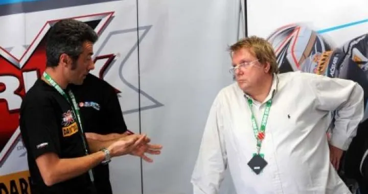 Francesco Batta contro il "prototipo" Aprilia RSV4
