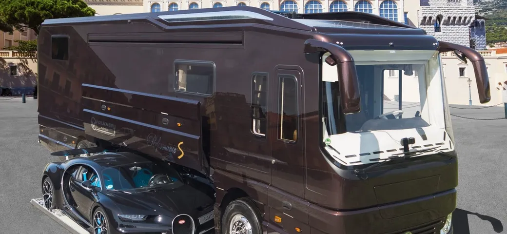 Il camper di lusso Volkner nel garage ha... una Bugatti Chiron!