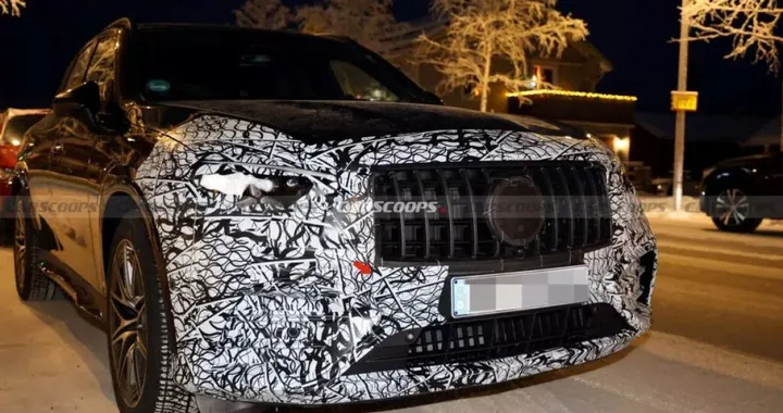 Le foto spia mostrano il restyling della Mercedes-AMG GLC: nuovo frontale