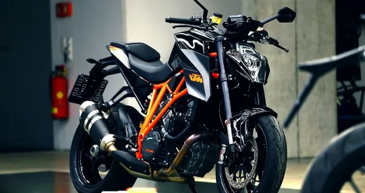 KTM 1290 Super Duke R in nero: nuove immagini