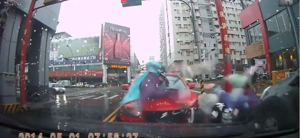 Pirata della strada investe due motociclisti e scappa via [Video]