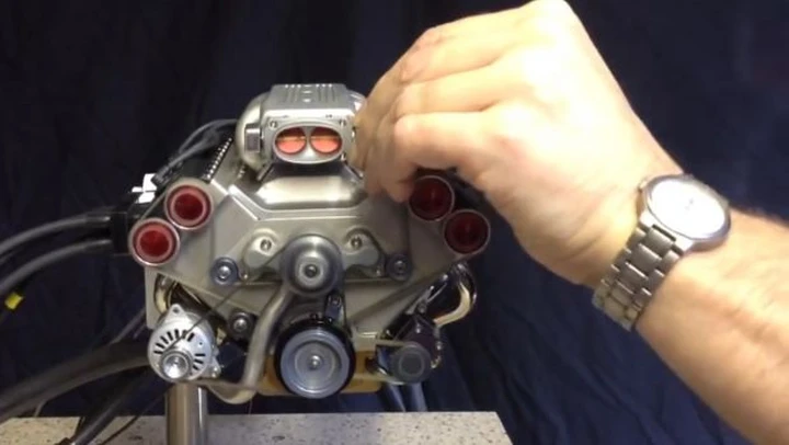 45 centimetri cubici: è questo il V8 più piccolo del mondo?