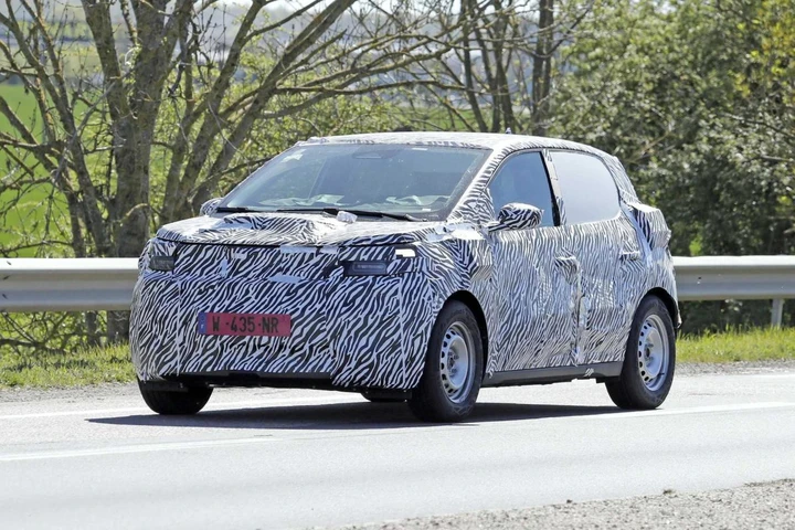 Nuova Dacia elettrica low cost, foto spia: costerà meno di 18.000 euro