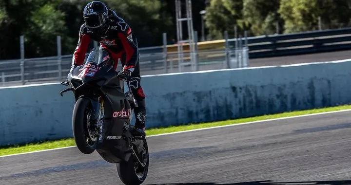Scott Redding prova la Ducati Panigale V4... con i controlli staccati