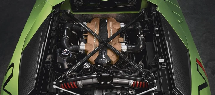 Lamborghini tutela il suo tesoro: il V12 resterà oltre il 2030