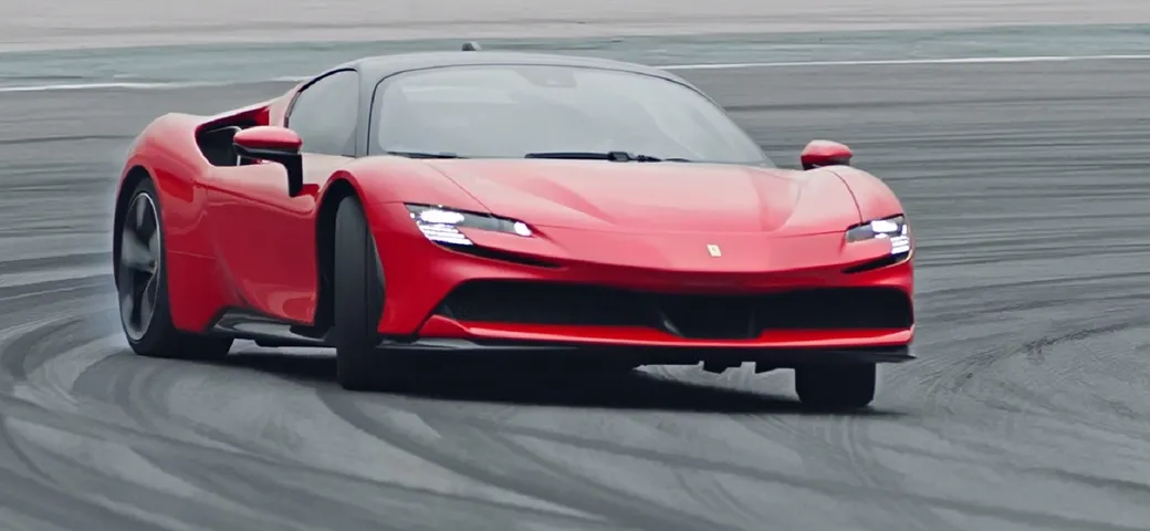 Ferrari SF90 Stradale: ibrida da panico [Video]