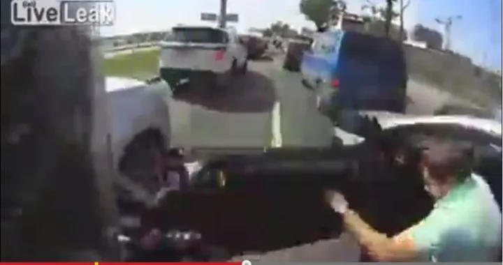 Motociclista sfreccia tra le auto, ma qualcuno apre la portiera e... [Video]