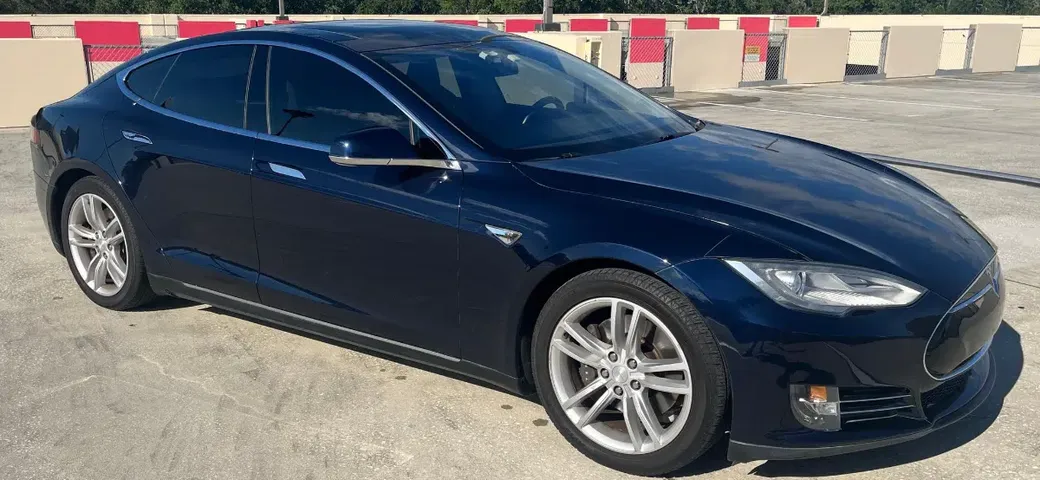 Tesla Model S del 2013 acquistata a soli 7,700 dollari: perché è l'affare dell'anno