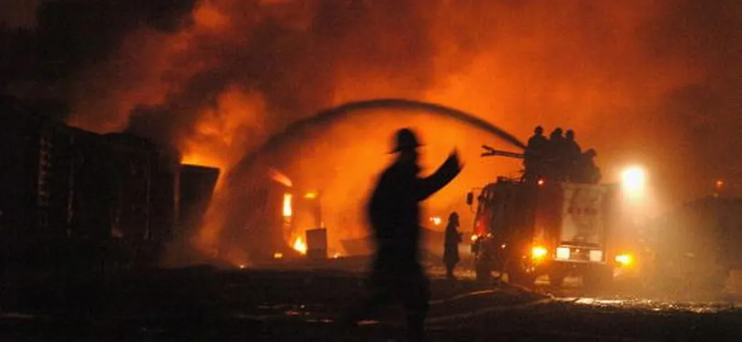 Parte con la pistola attaccata: pompa di benzina in fiamme [Video]