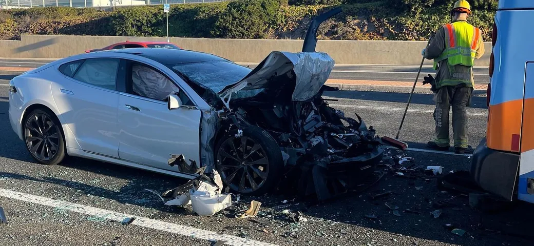 Tesla Model S si schianta contro il bus: distrazione o errore dell'Autopilot?