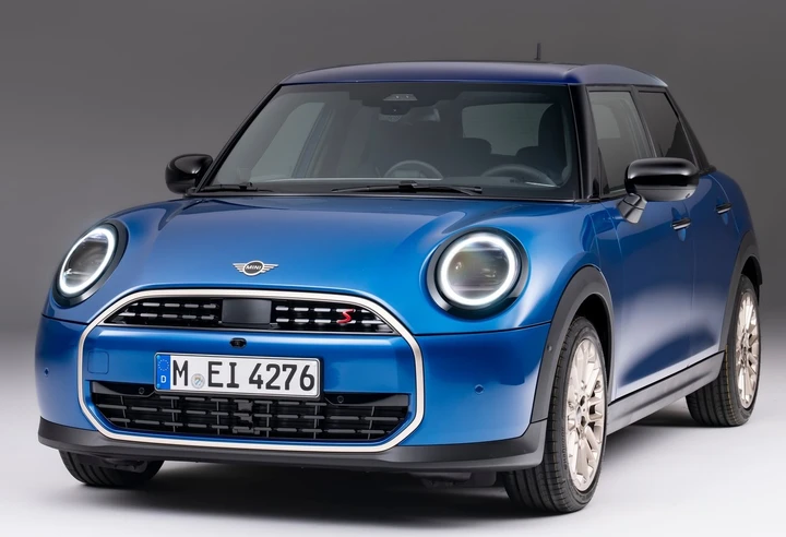 Mini Cooper 5 porte: evoluzione e design con più spazio