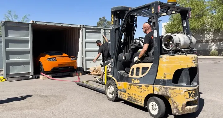 Tre Tesla Roadster dimenticate per 13 anni: trovate in un container e vendute per quasi 1 milione