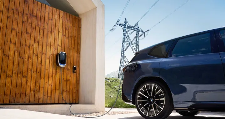 BMW iX3, cambia il modo di ricaricare: 372 km in soli 10 minuti